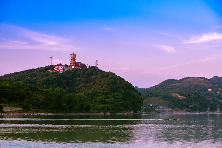 《锦塔临江》为辰溪古八景之一,锦岩塔位于辰溪城西