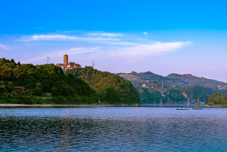 《锦塔临江》为辰溪古八景之一,锦岩塔位于辰溪城西