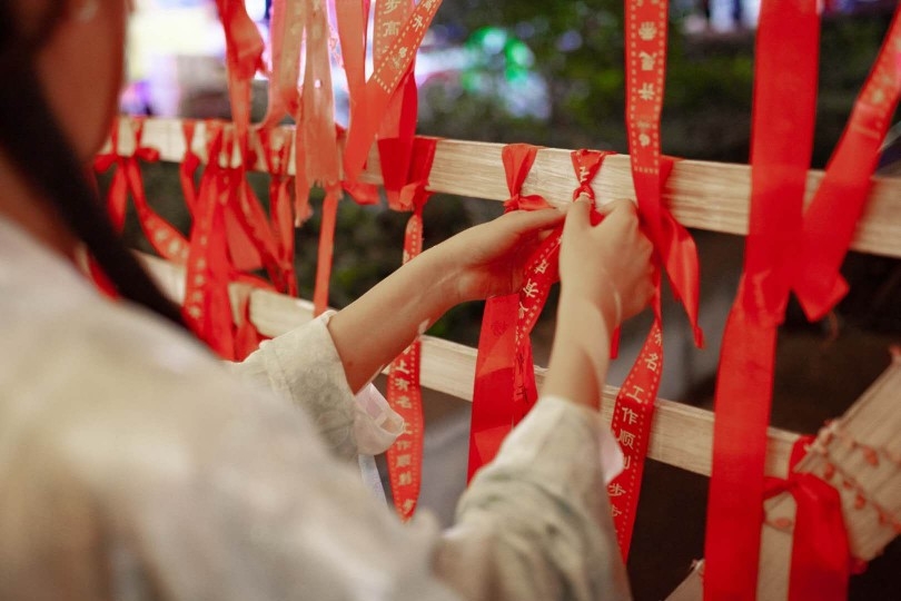 大学生着汉服挂"红绸"祈福
