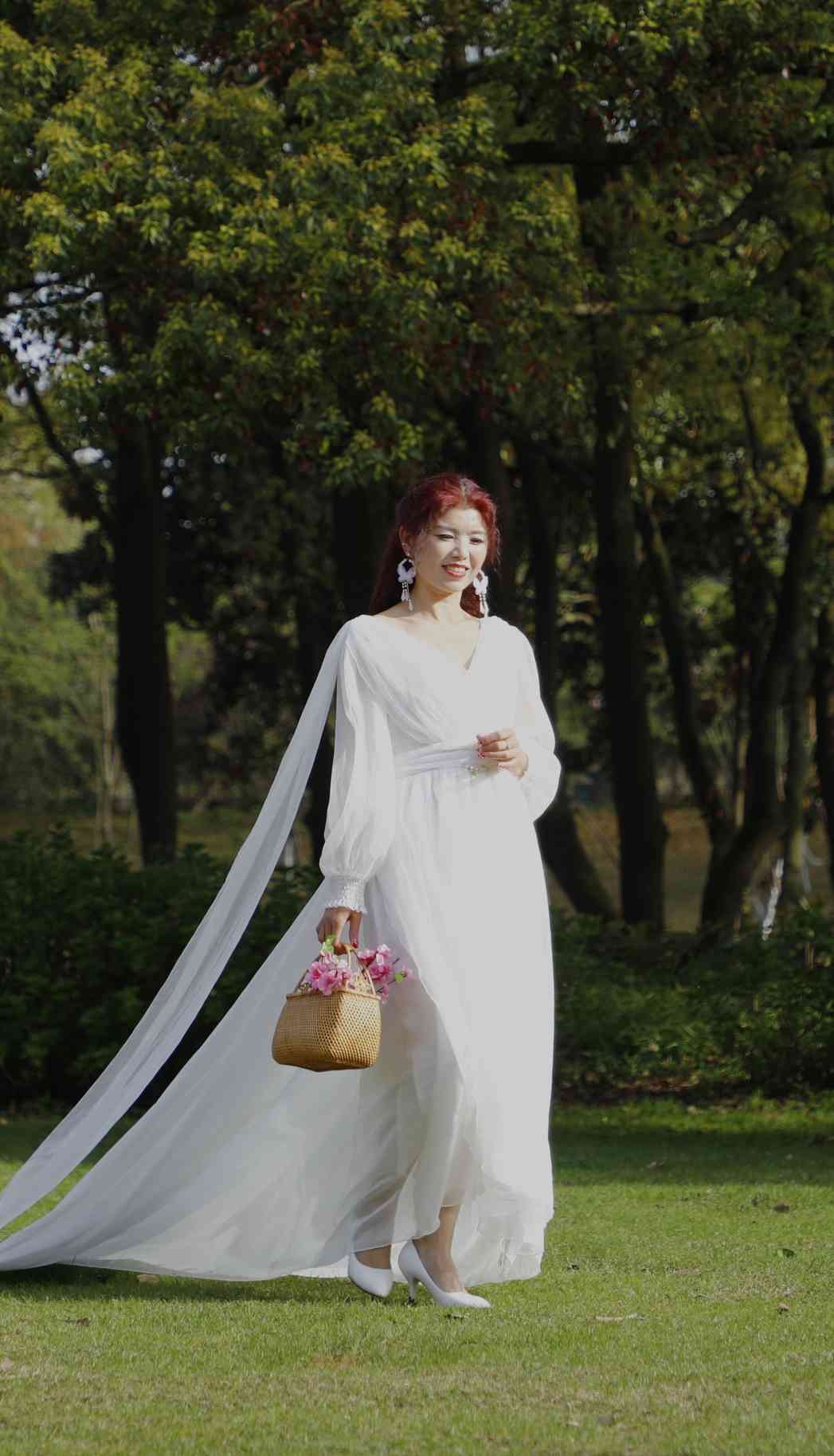 一袭素裙舞春风