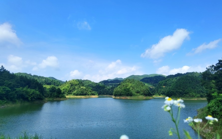 绿水青山映蓝天